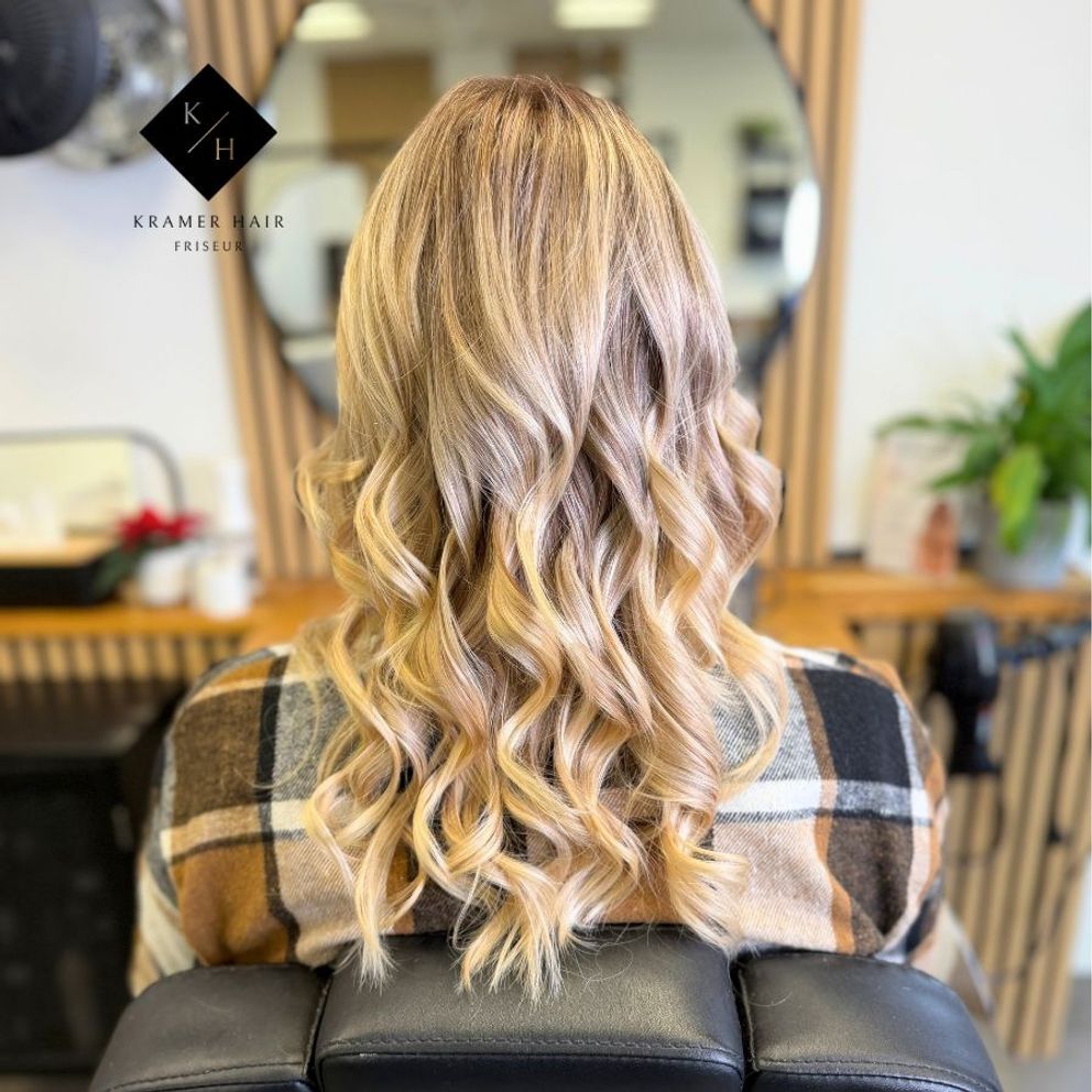 Nachher: Locken gemacht mit dem Glätteisen bei blondem Haar 