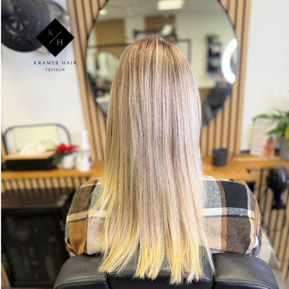 Vorher: Glattes, langes Haar, blonde Haare 